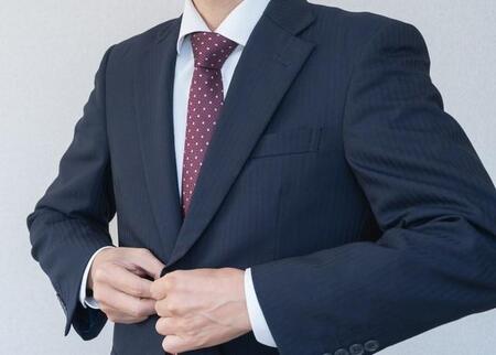 スーツ姿の男性※画像はイメージです（aomas/stock.adobe.com）