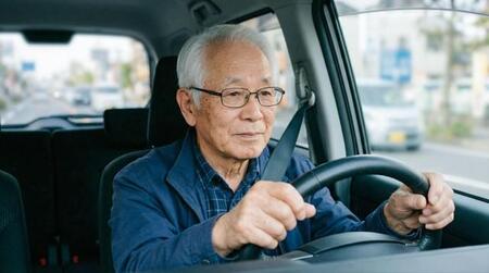 車を運転する高齢男性※画像はイメージです（Blue Studio/stock.adobe.com）