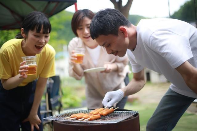 BBQを楽しむ家族※画像はイメージです（yamasan/stock.adobe.com）