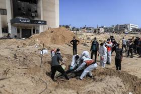 　ナセル病院敷地の「集団墓地」に埋められた遺体の収容作業を続けるガザ当局のチーム＝２１日、ガザ地区南部ハンユニス（ゲッティ＝共同）