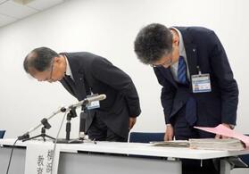 　記者会見で謝罪する横浜市教育委員会の村上謙介教職員人事部長（左）ら＝２６日午後、横浜市役所
