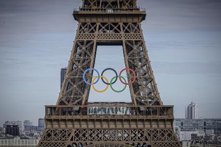 　五輪マークが設置されたエッフェル塔＝７月、パリ（ＡＰ＝共同）