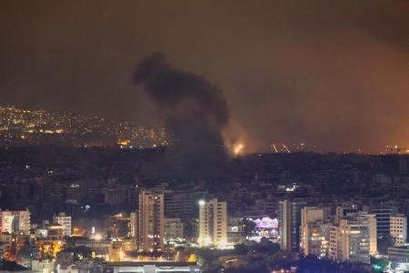 　イスラエルと親イラン民兵組織ヒズボラとの交戦に伴い、レバノンの首都ベイルート南郊で立ち上がる煙と炎＝７日（ロイター＝共同）