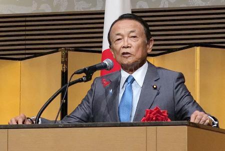 　台湾関連の式典であいさつする自民党の麻生最高顧問＝８日午後、東京都港区