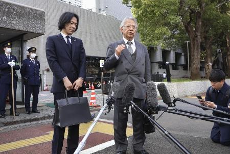 　４月、警視庁本部前で取材に応じる「大川原化工機」の大川原正明社長（右）