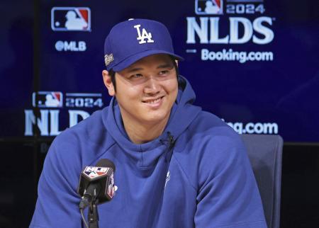 　地区シリーズ第５戦を前に、記者会見するドジャース・大谷＝ロサンゼルス（共同）