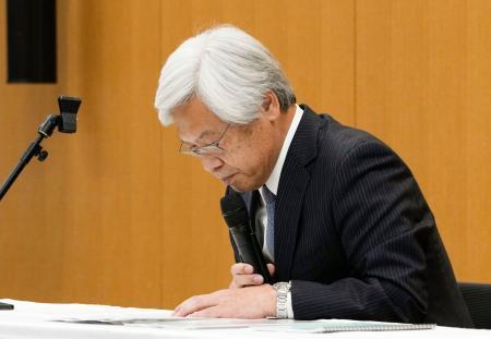 　記者会見で謝罪する日本郵便の千田哲也社長＝１１日午後、東京都千代田区