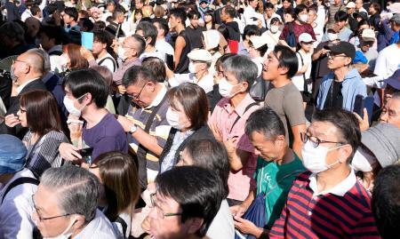 　政党幹部の街頭演説に集まった聴衆＝１３日、埼玉県内