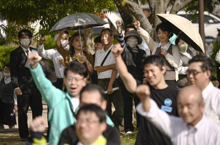 　街頭演説に集まった有権者ら＝１６日午後、香川県内（画像の一部を加工しています）