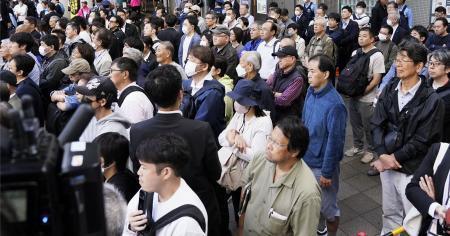 　街頭演説に集まった有権者ら＝２０日、東京都内