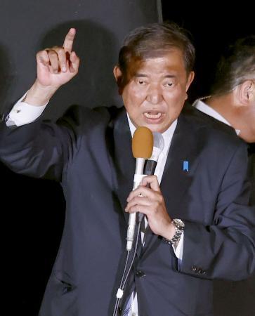 　街頭演説する自民党総裁の石破首相＝２２日夜、愛知県東海市