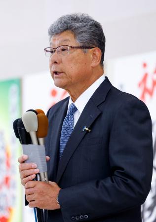 　福井２区で落選が決まり、敗戦の弁を述べる高木毅氏＝２７日夜、福井県敦賀市