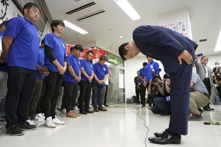 　和歌山２区で敗北し、支援者らに一礼する自民党の二階伸康氏＝２７日夜、和歌山県田辺市