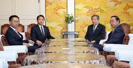 　会談に臨む自民党の森山幹事長（中央右）と国民民主党の榛葉幹事長（同左）ら＝３１日午前、国会