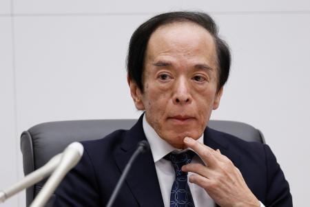 　金融政策決定会合後、記者会見する日銀の植田総裁＝３１日午後、日銀本店