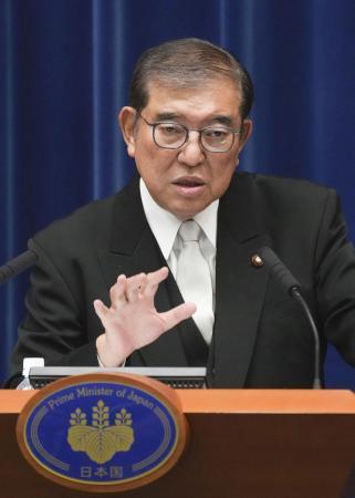 　第２次石破内閣が発足し、記者会見する石破茂首相＝１１日午後１０時４１分、首相官邸