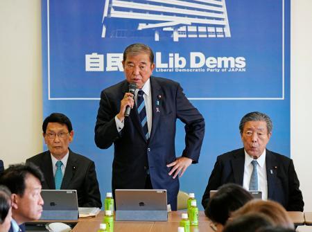 　自民党の政治改革本部の会合であいさつする石破首相。左は渡海本部長、右は森山幹事長＝１２日午前、東京・永田町の党本部