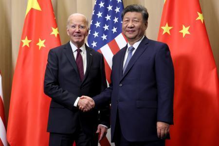 　会談前に握手するバイデン米大統領（左）と中国の習近平国家主席＝１６日、ペルー・リマ（ＡＰ＝共同）