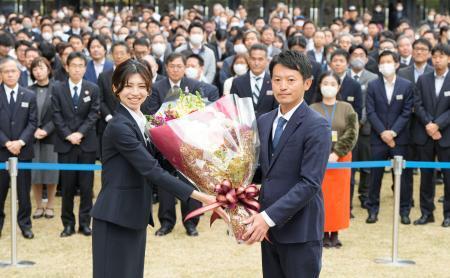 　兵庫県庁での就任式で、花束を受け取る斎藤元彦知事（右）＝１９日午前