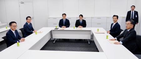 　経済対策を巡る政策協議に臨む自民、公明、国民民主３党の政調会長ら＝１９日午後、国会