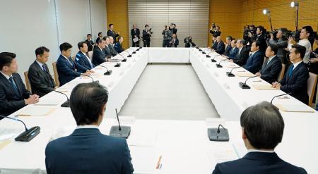 　首相官邸で開かれた政府与党政策懇談会＝２２日午前