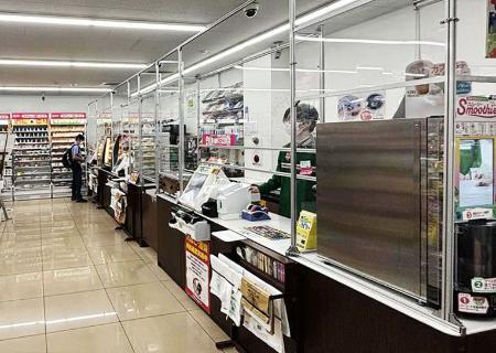 　深夜の１人勤務を想定し、防犯システムを導入したセブン-イレブンの店舗＝東京都江東区