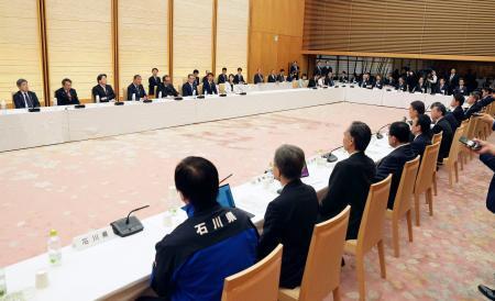 　首相官邸で開かれた政府主催の全国知事会議＝２５日午後