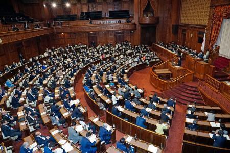 　国会で開かれた参院本会議＝３日午前