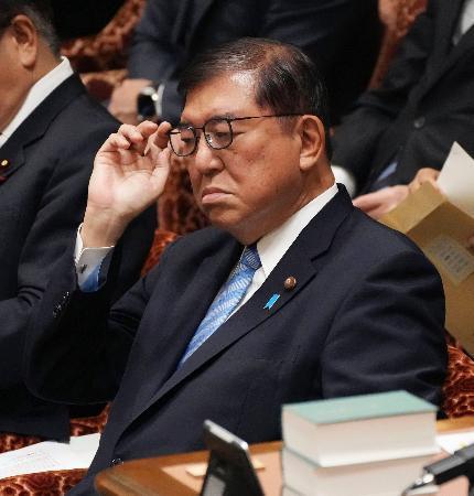 　衆院予算委の集中審議で質問を聞く石破首相＝５日午前