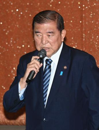 　自民党が衆院選落選者を対象に開いた懇談会で発言する石破首相＝８日午前、東京・永田町の党本部