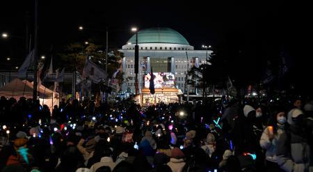 　韓国国会前で、尹錫悦大統領の弾劾などを求めて開かれた集会＝１３日、ソウル（共同）