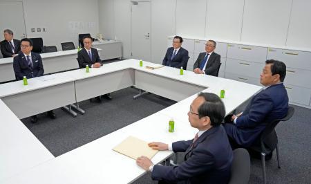 　国会内で開かれた自民（奥右側）、公明（手前）、国民民主３党の税調幹部らによる協議＝１７日午前