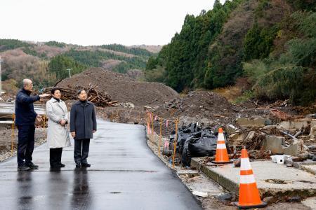 　豪雨による川の氾濫で犠牲者が出た石川県輪島市久手川町を訪れ、坂口茂市長（左）から当時の様子を聞かれる天皇、皇后両陛下＝１７日午後