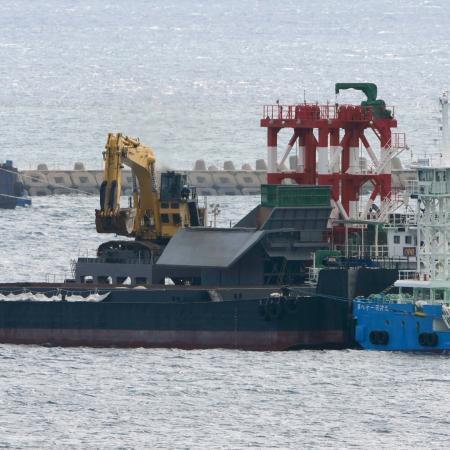 　沖縄県名護市辺野古沖の大浦湾で始まった軟弱地盤改良工事の土砂投入作業＝２８日午後