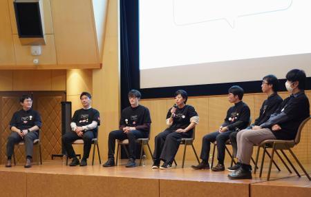 　神戸大で開催されたイベントで講演する半導体各社のエンジニア＝１６日、神戸市灘区