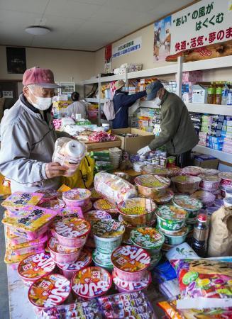 　石川県輪島市で支援物資の食料を受け取る被災者ら＝１月