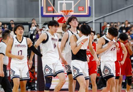 　鳥取城北を破り、３年ぶり４度目の優勝を果たし喜ぶ福岡大大濠の選手たち＝東京体育館