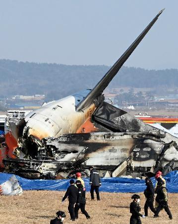 　韓国南西部全羅南道の務安国際空港で炎上した航空機＝２９日（共同）