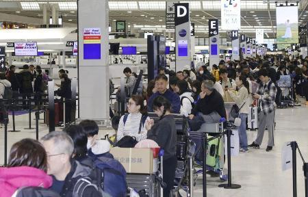 　出国のピークを迎え、混雑する成田空港＝２０２４年１２月