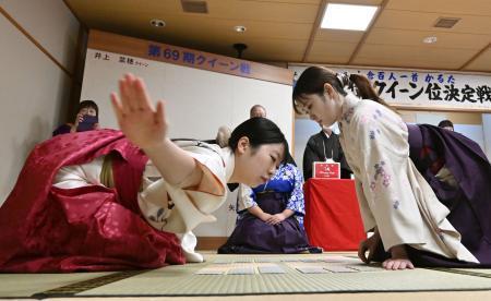 　クイーン決定戦で井上菜穂さん（右）を破り初タイトルを獲得した矢島聖蘭さん＝１１日午前、大津市の近江神宮