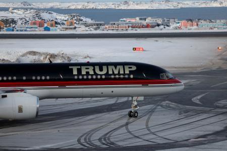 　７日、トランプ次期米大統領の長男ジュニア氏を乗せ、グリーンランドに到着した航空機（ロイター＝共同）