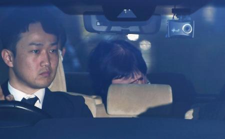 　警視庁本部に入る岩本絹子容疑者（右）＝１３日午前