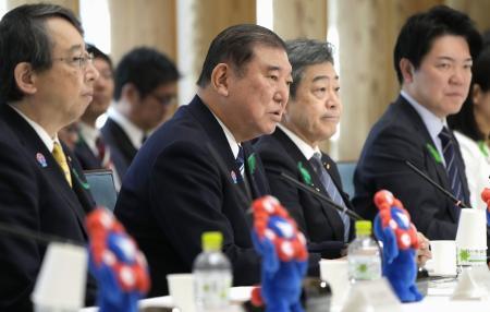 　政務官会合であいさつする石破首相（左から２人目）＝１６日午前、首相官邸