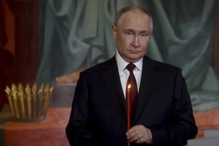 　２０日、モスクワで復活祭の礼拝に臨んだロシアのプーチン大統領（ゲッティ＝共同）