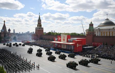 　９日、モスクワの「赤の広場」で行われた対ドイツ戦勝８０年を祝う軍事パレード（ロシア通信提供・ロイター＝共同）