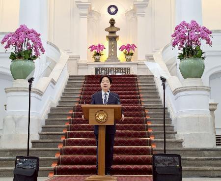 　２０日、台北の総統府で記者会見する台湾の頼清徳総統（共同）