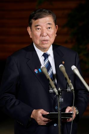 　記者団の取材に応じる石破首相。夏の参院選公約を巡り、物価高対策として一律２万円の給付を掲げる考えを示した＝１３日午後、首相官邸