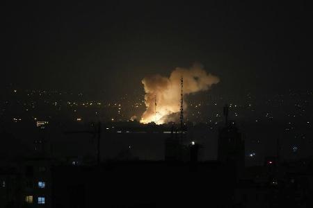 　イラン・テヘランで上がる煙＝１３日（ＡＰ＝共同）