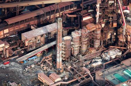 　火災があった日本製鉄の製鉄所＝１日午後０時２分、北海道室蘭市（共同通信社ヘリから）