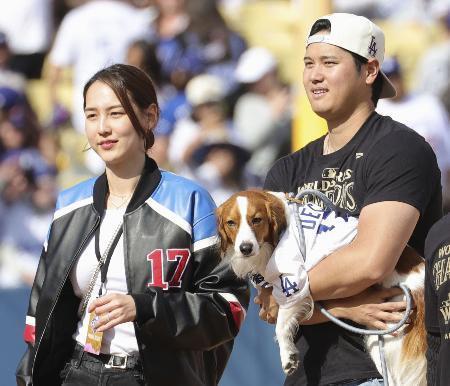 　愛犬デコピンを抱くドジャースの大谷翔平と妻の真美子さん＝２０２４年１１月、ロサンゼルス（共同）